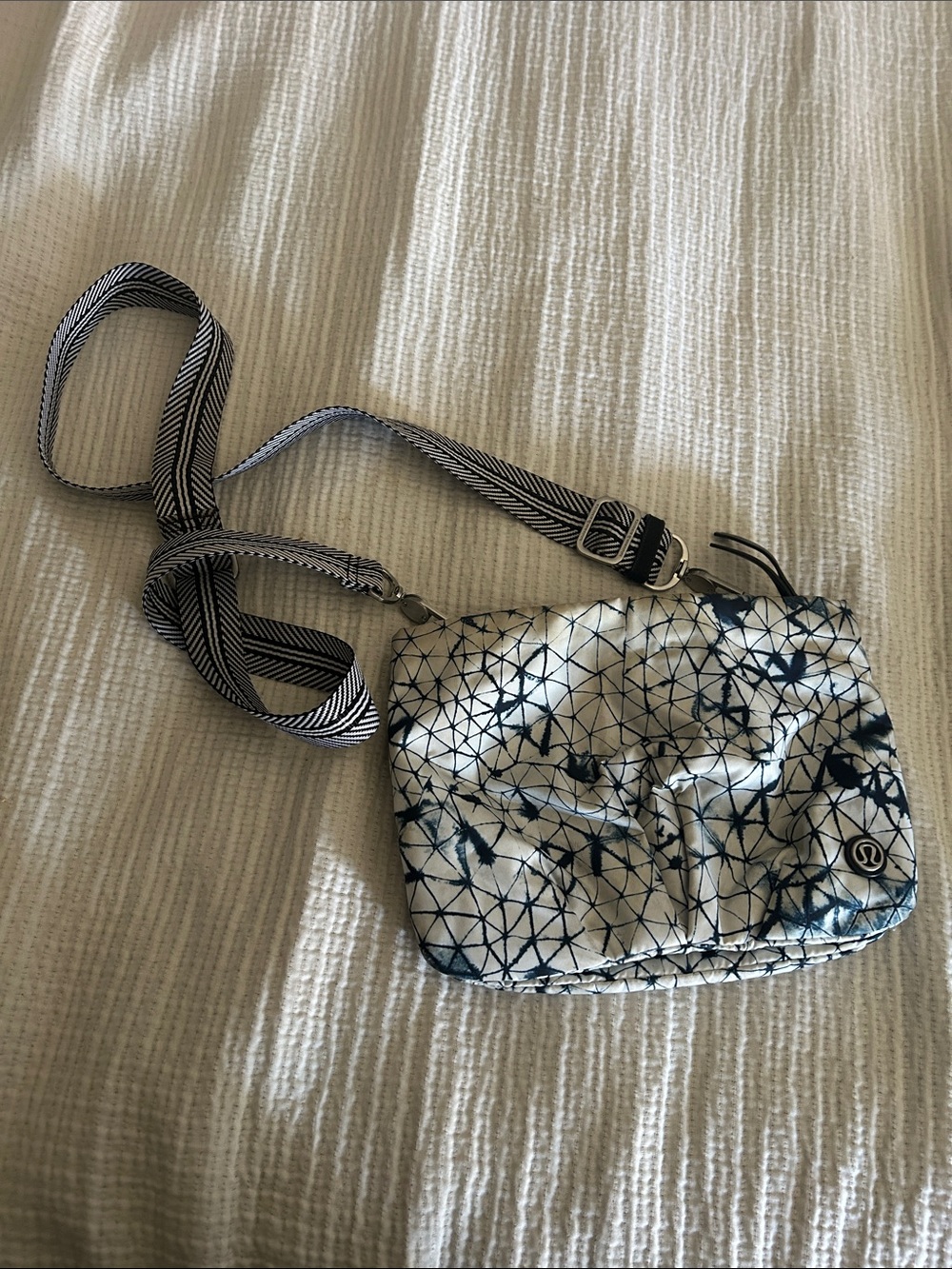 lululemon Blue White Abstract Geometric Print Crossbody Bag Ruched Front